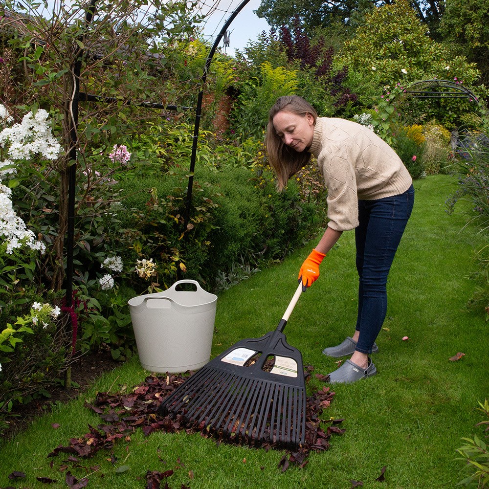 Flexi Tub Lady With Leaf Rake In Fleecy Cloggies